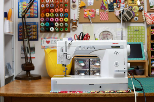 Janome 1600QCP - A Great Semi-Industrial & Portable Industrial Machine for Quilting & Sewing