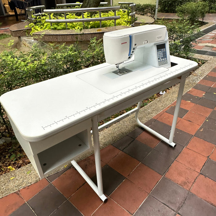 Janome Sewing Machine Skyline S7, Sewing & Quilting Machine in table and stand 