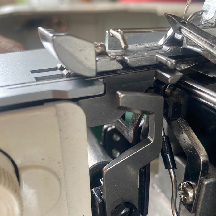 Lower Knife: 40124471 & Upper Knife: 40144945 | Juki MO-1000 ; MO-2000 QVP; Locked Position